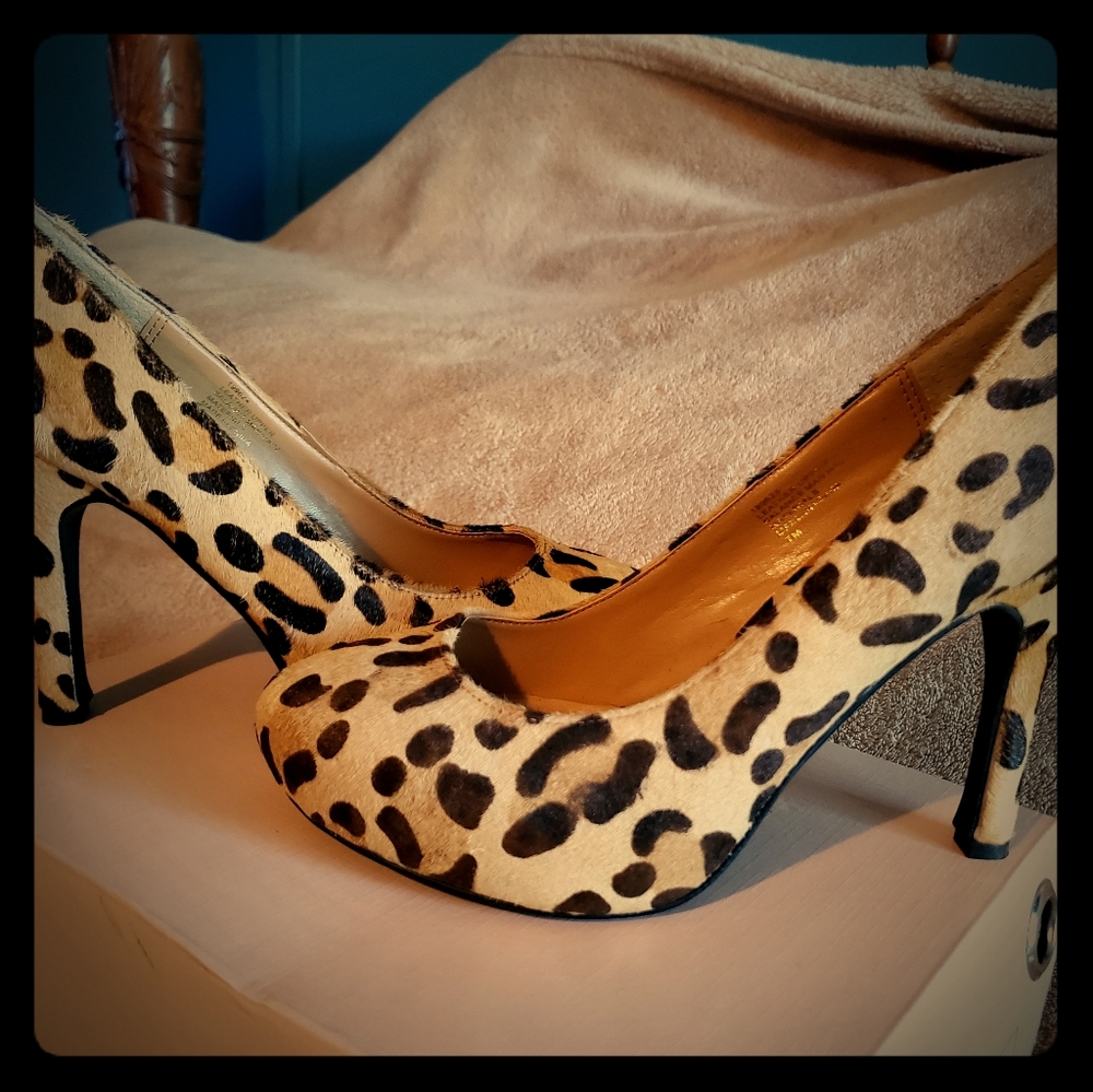 Theme leopard print womens heels, size 7M.